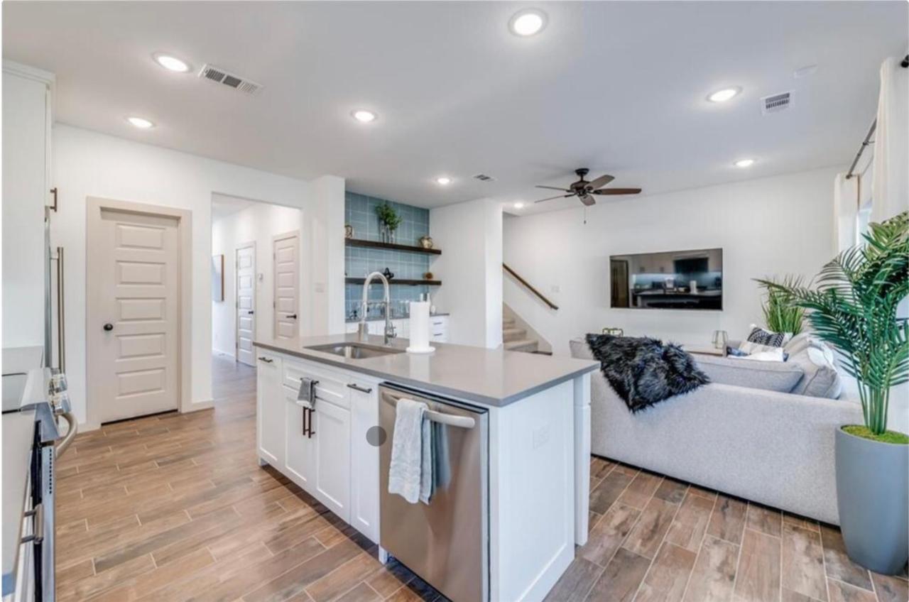 Stylish Townhome Near At&T Stadium, Globe Life, Six Flags & More Арлингтон Экстерьер фото